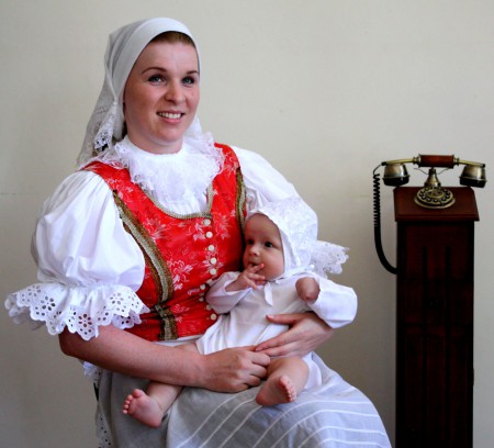 Mladá gajarská mamička so svojim bábätkom